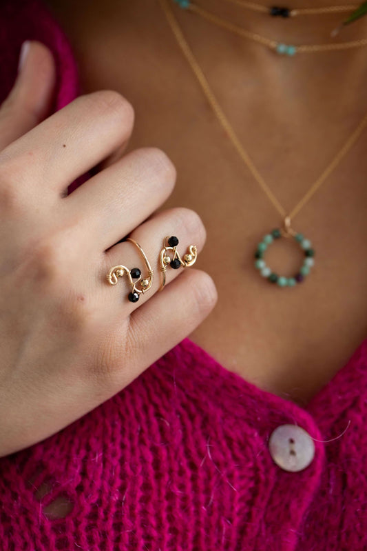 Bague en spinelle noir portée