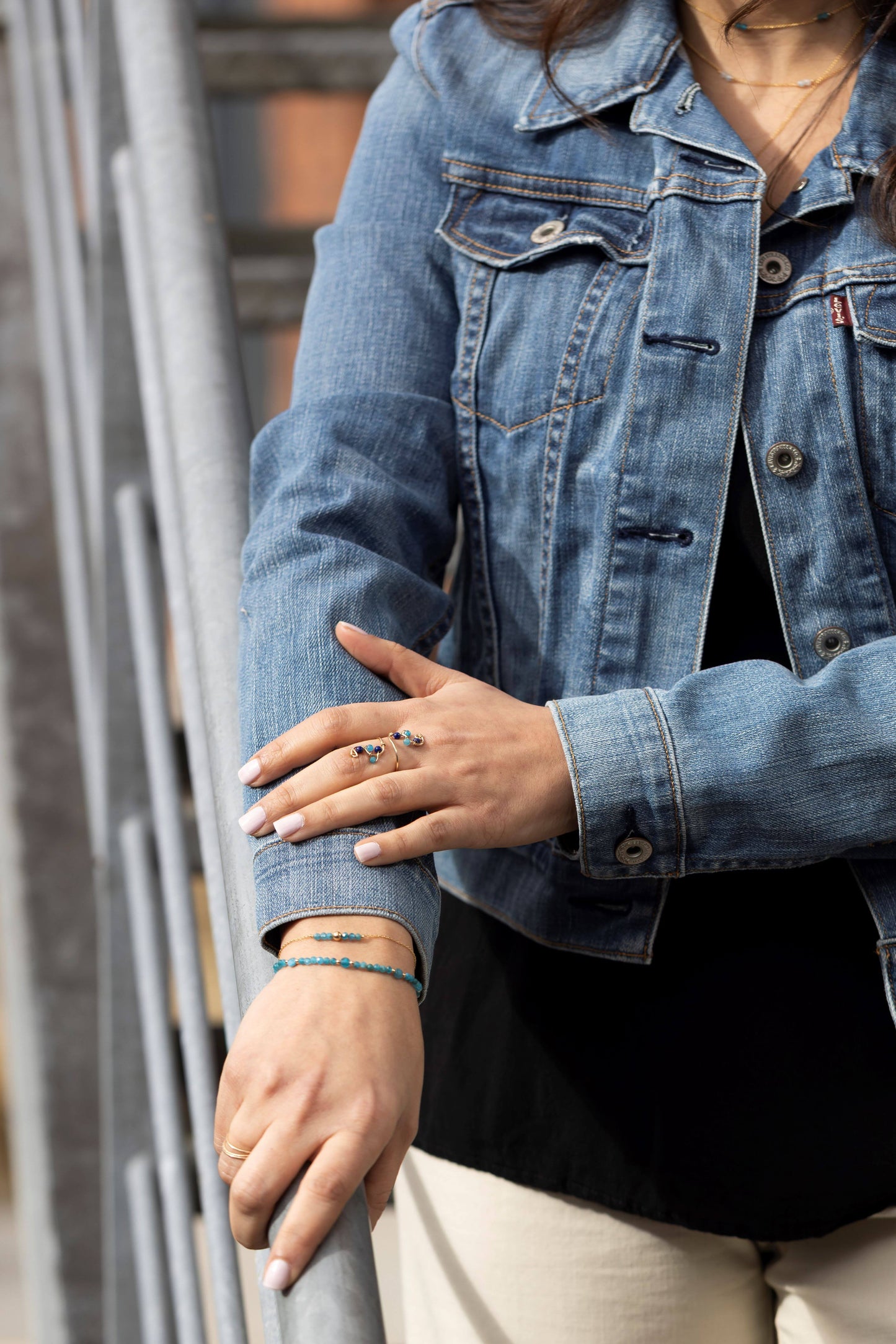 Bague portée en apatite et lapis lazuli