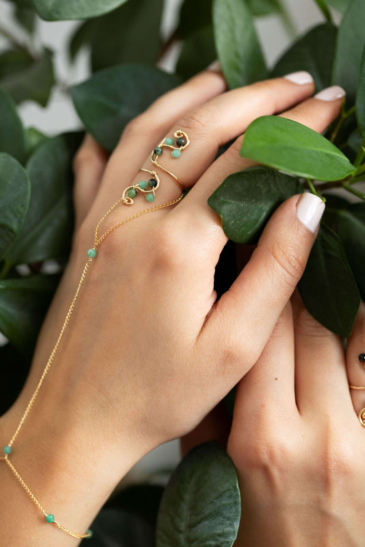 Bague originale portée en rubis zoïsite et émeraude