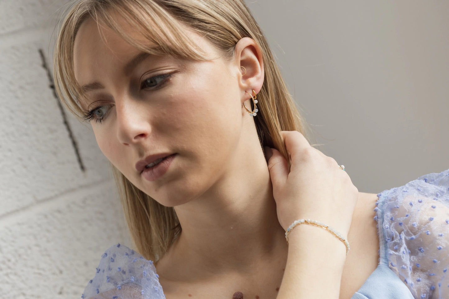 Boucles d'oreilles en aigue marine et jade portées