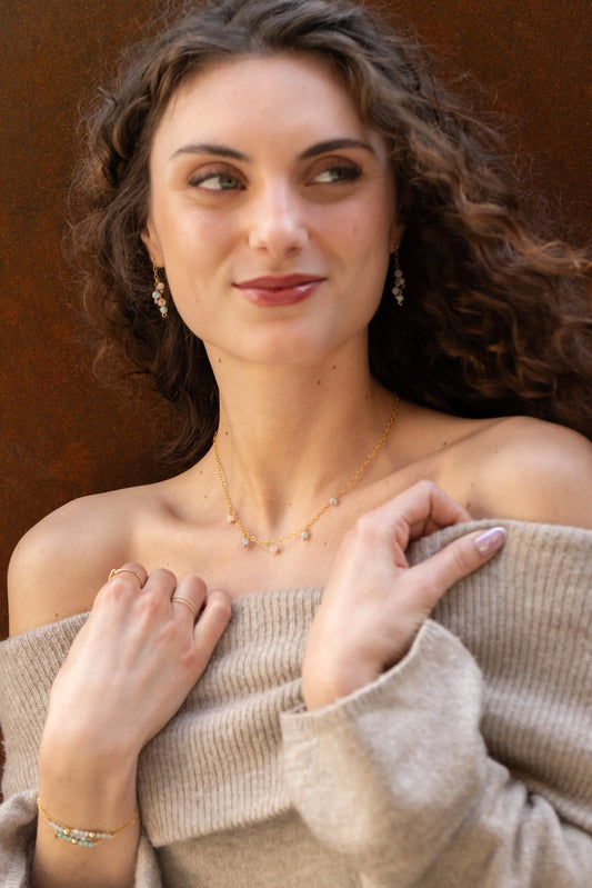 Boucles d'oreilles colorées en pierres portées