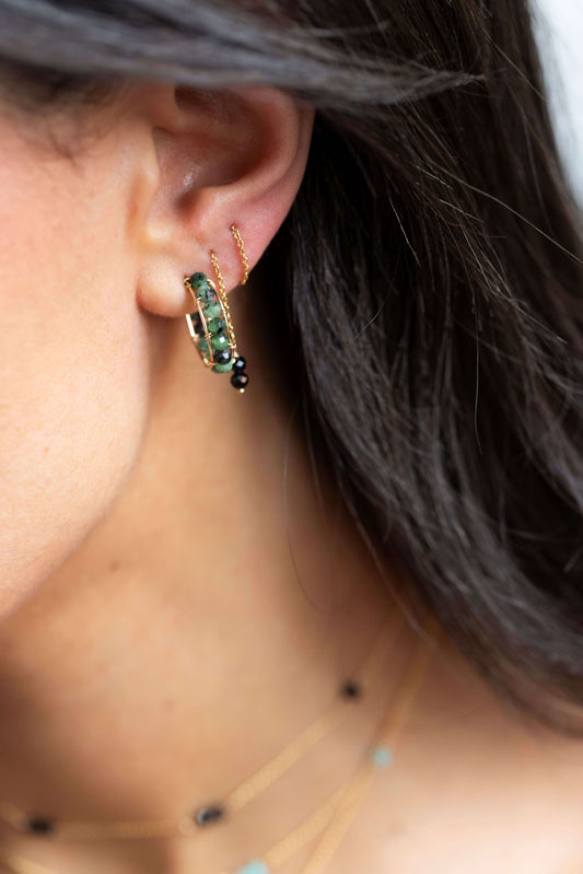 Boucles d'oreilles piercing fines et colorées portées