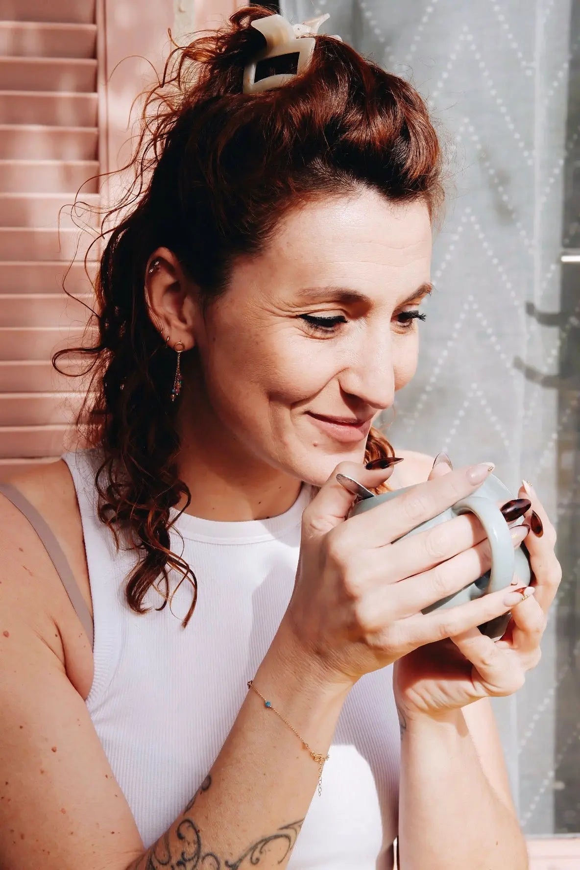 bracelet coloré et discret porté