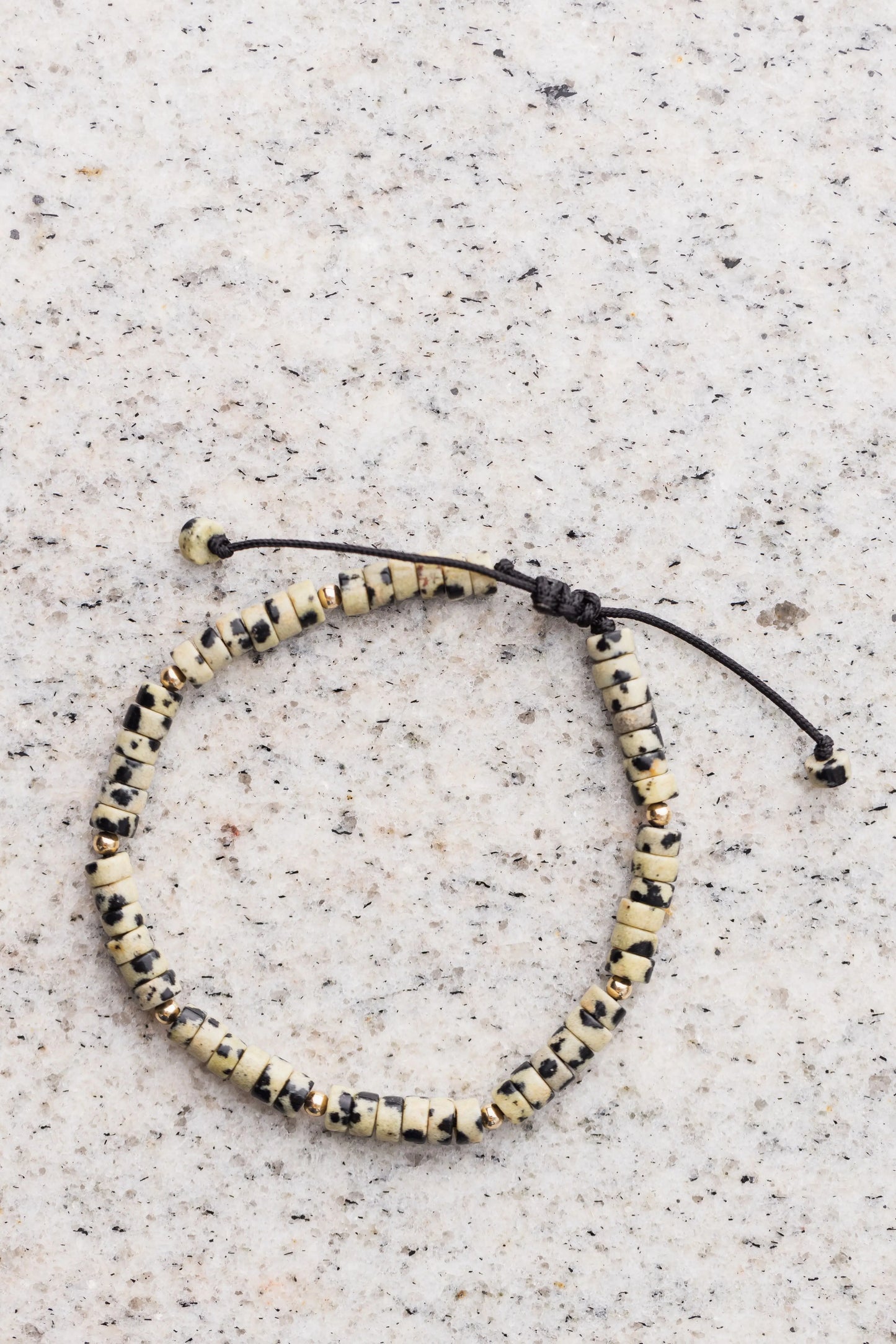 Bracelet ajustable heishi en Jaspe dalmatien 4mm d.or.é.mi