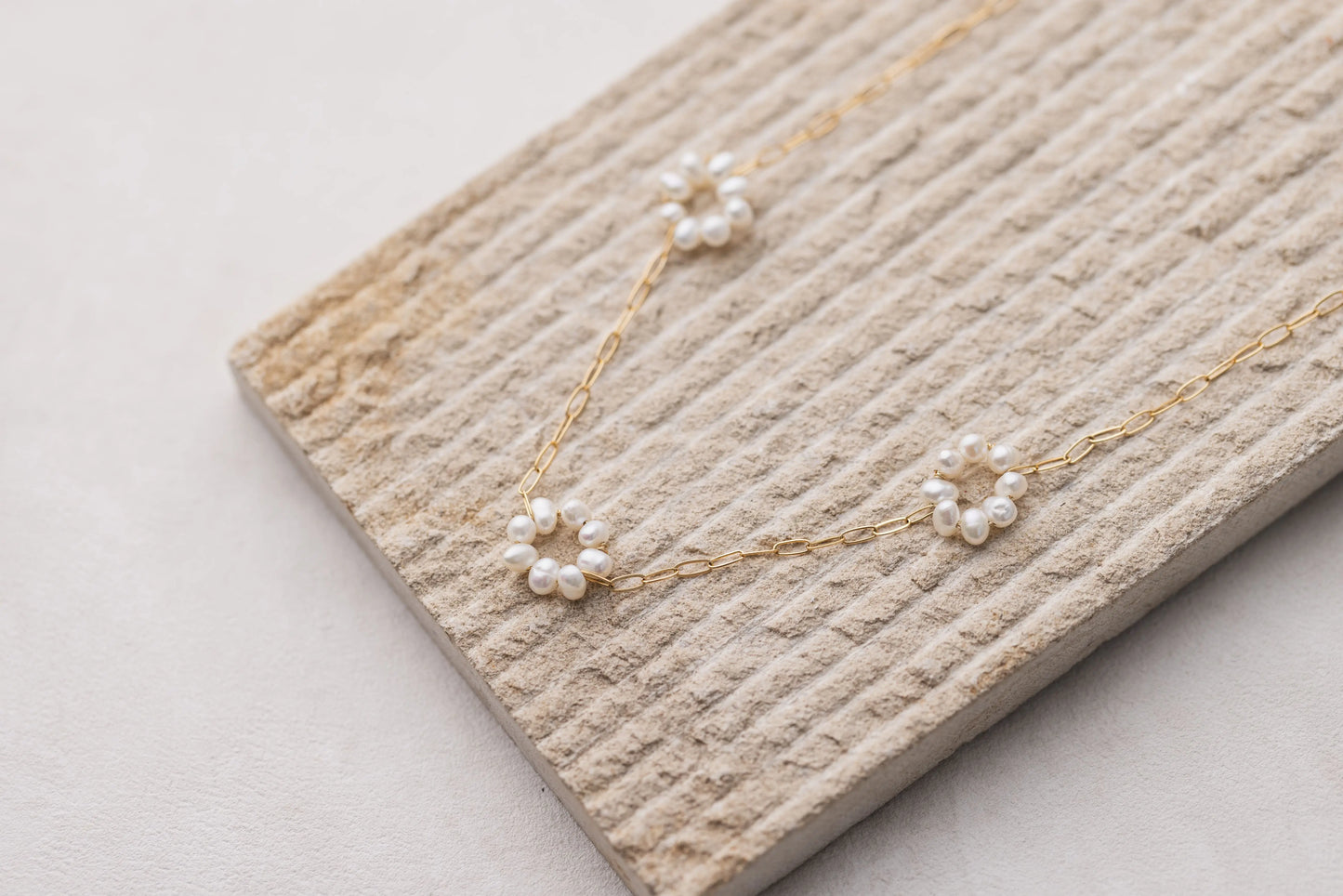 Collier en perles d'eau douce élégant de près