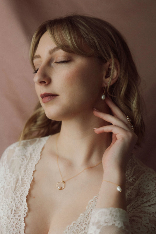 Collier de mariage élégant pendentif avec une perle d'eau douce dans un cercle en Gold filled