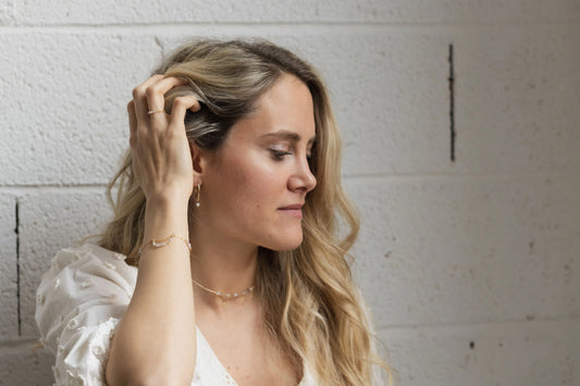 Créoles en pierre de lune portées