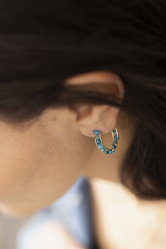 mini créoles en apatite et gold filled portées