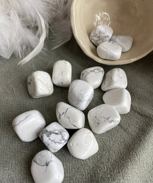 Pierre roulée Howlite d.or.é.mi