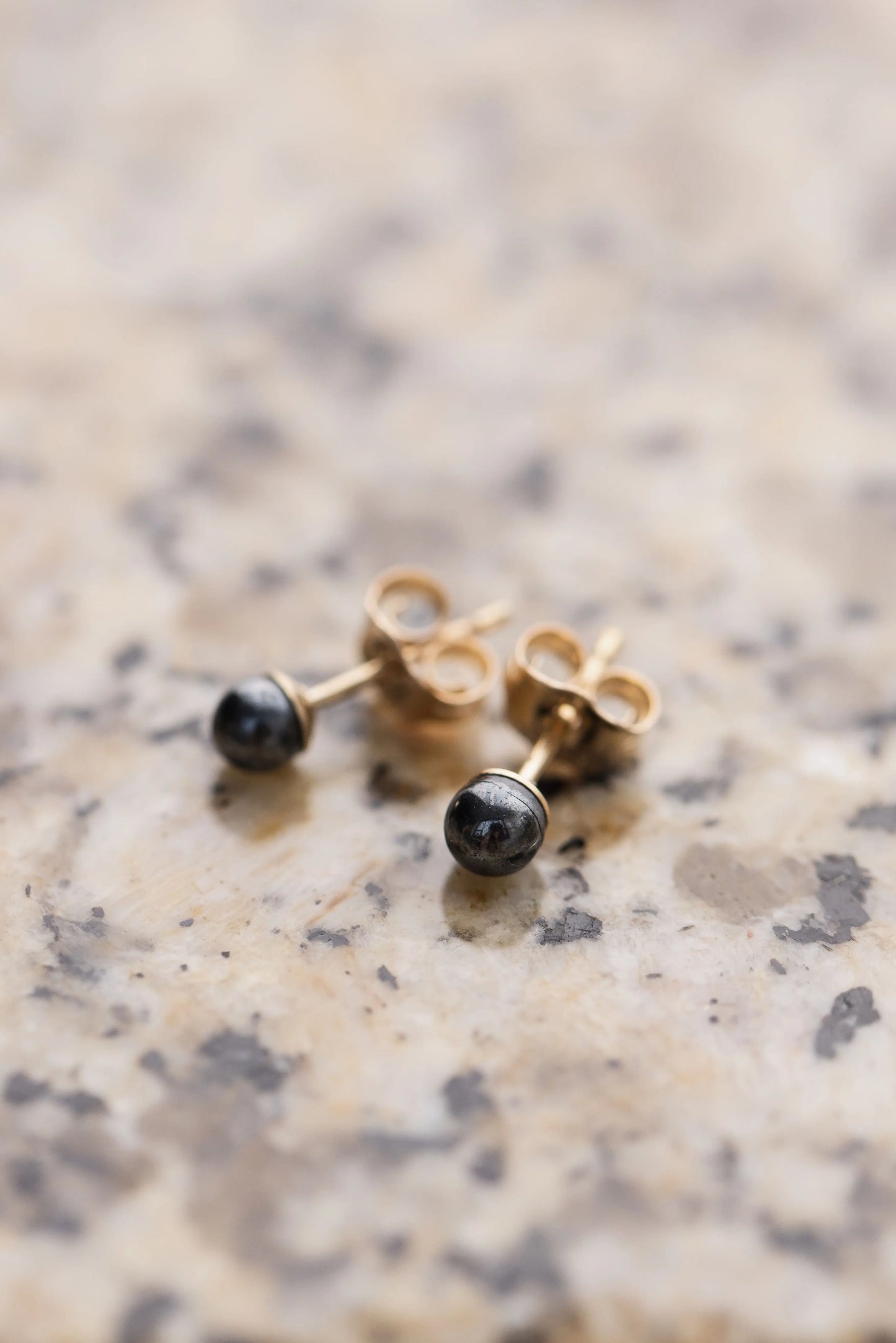 Puces Hématite 3mm d.or.é.mi