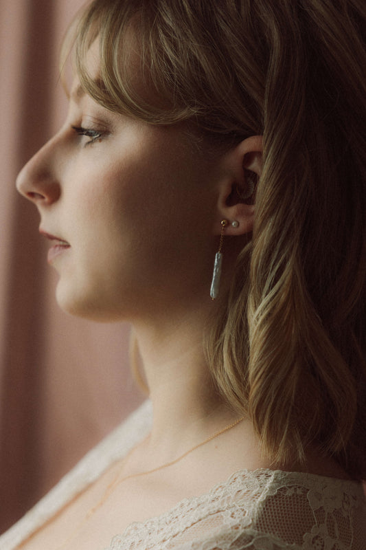 Boucles d'oreilles pendantes en nacre d.or.é.mi