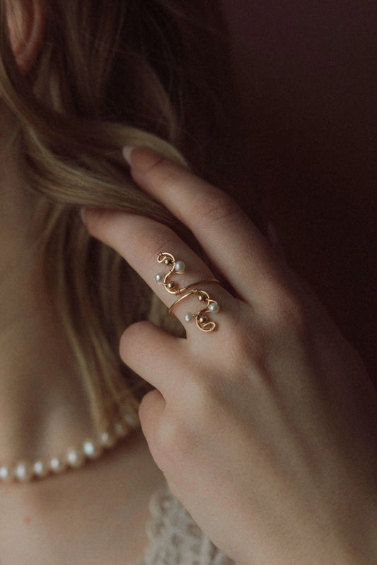 Bague portée en petites perles d'eau douce et Gold filled