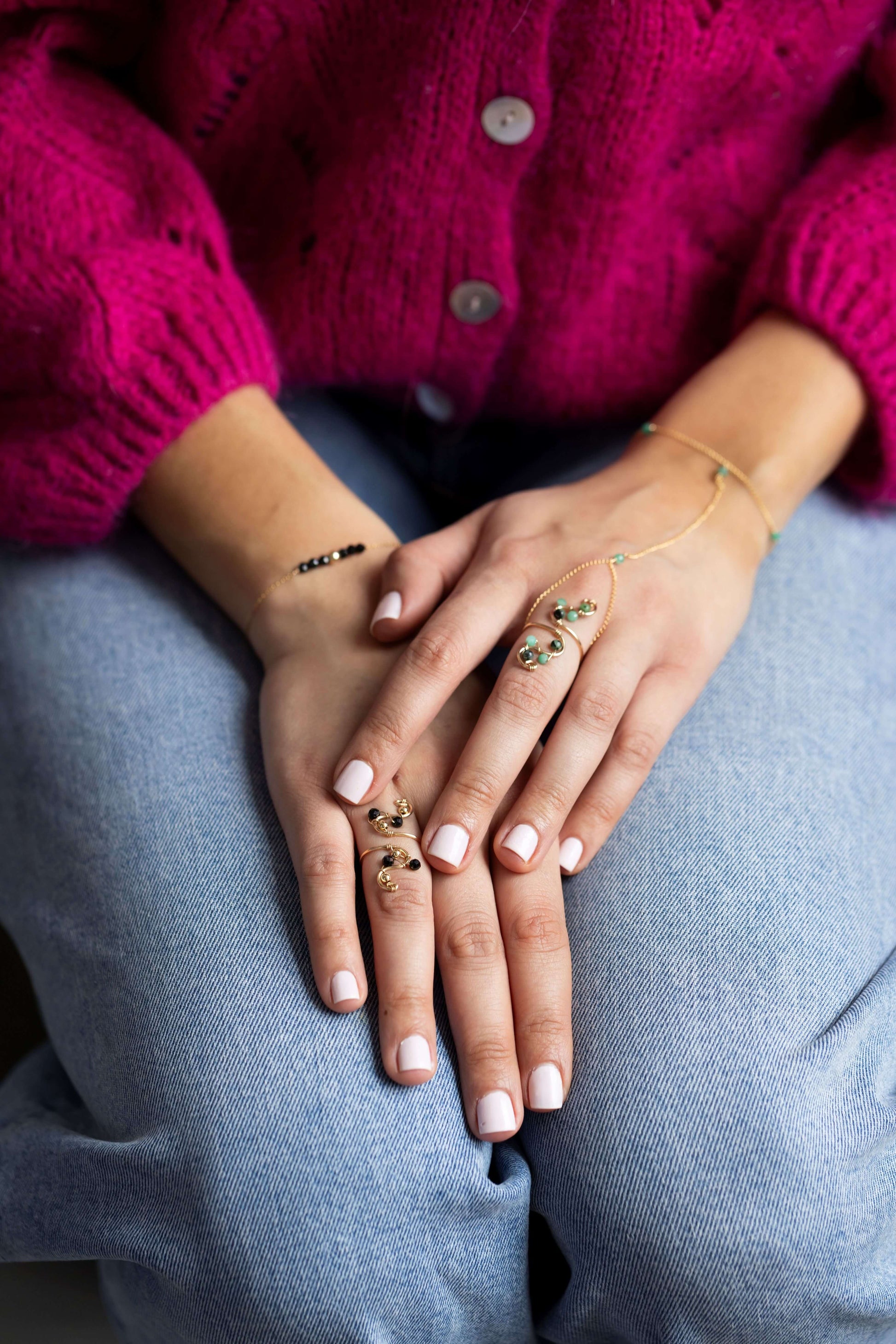 Bijoux de main élégants et originaux portés