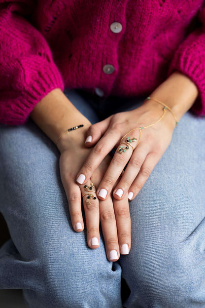 Bijoux de main élégants et originaux portés