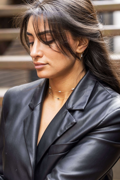 Boucles d'oreilles noires et blanches fines portées