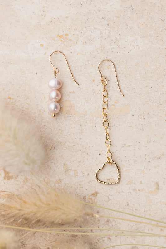 Boucles d'oreilles asymétriques en perles d'eau douce roses