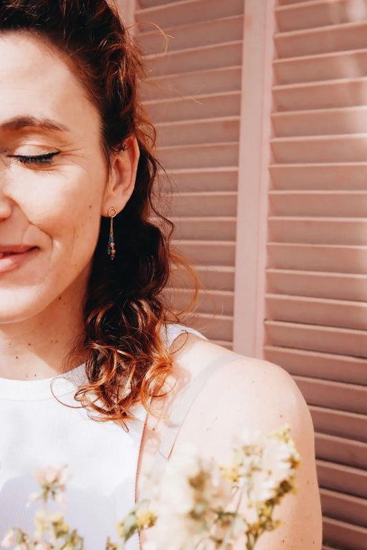 Boucles d'oreilles pendantes portées