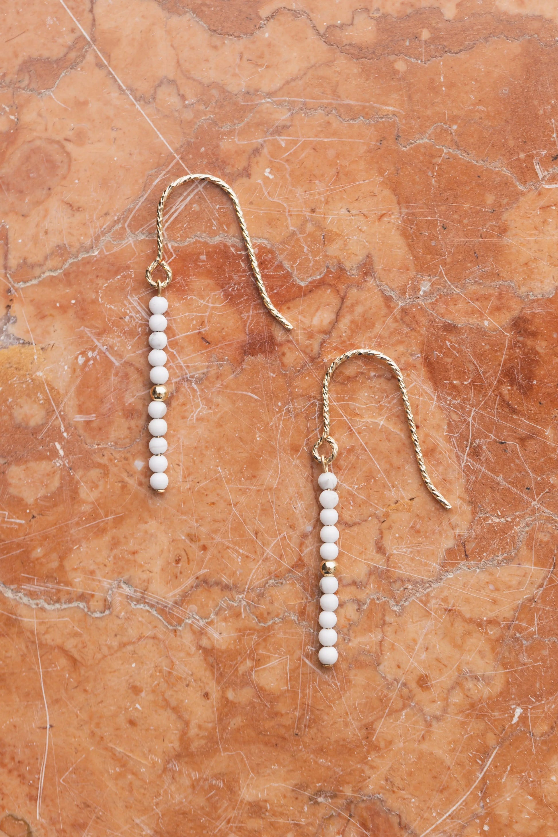 Boucles d'oreilles pendantes en Howlite d.or.é.mi