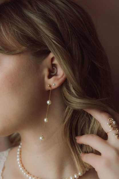 Boucles d'oreilles de mariages longues avec 3 perles d'eau douce blanches