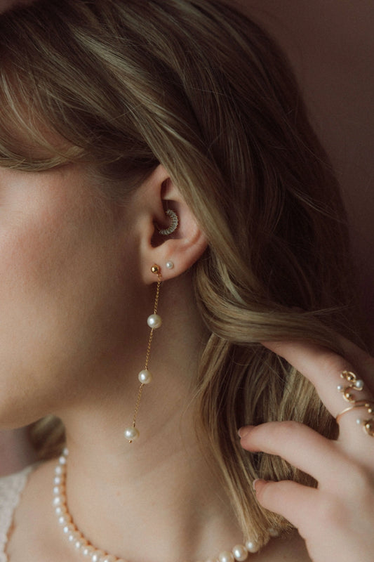 Boucles d'oreilles de mariages longues avec 3 perles d'eau douce blanches