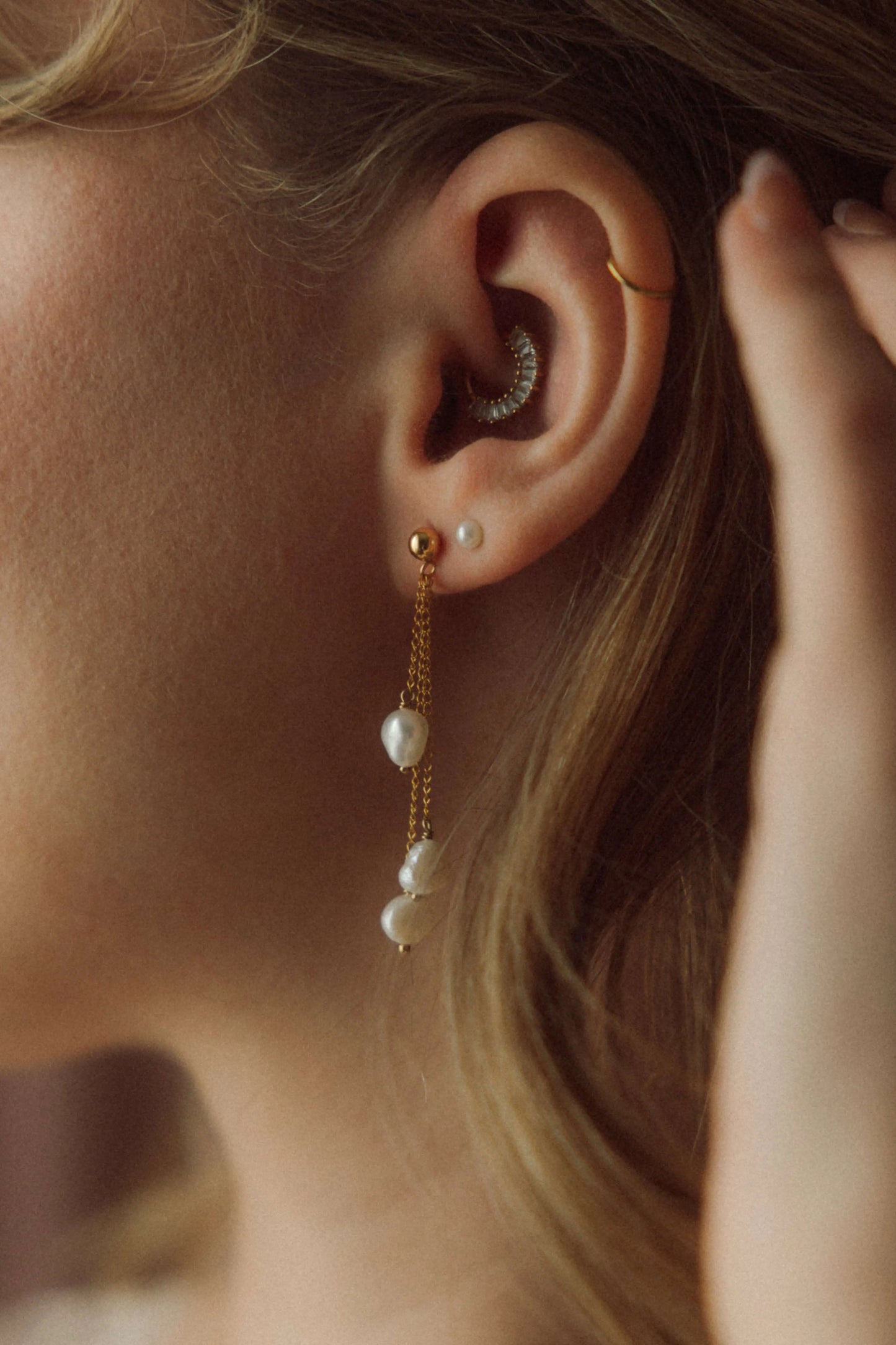 Boucles d'oreilles de mariage avec des perles d'eau douce baroques