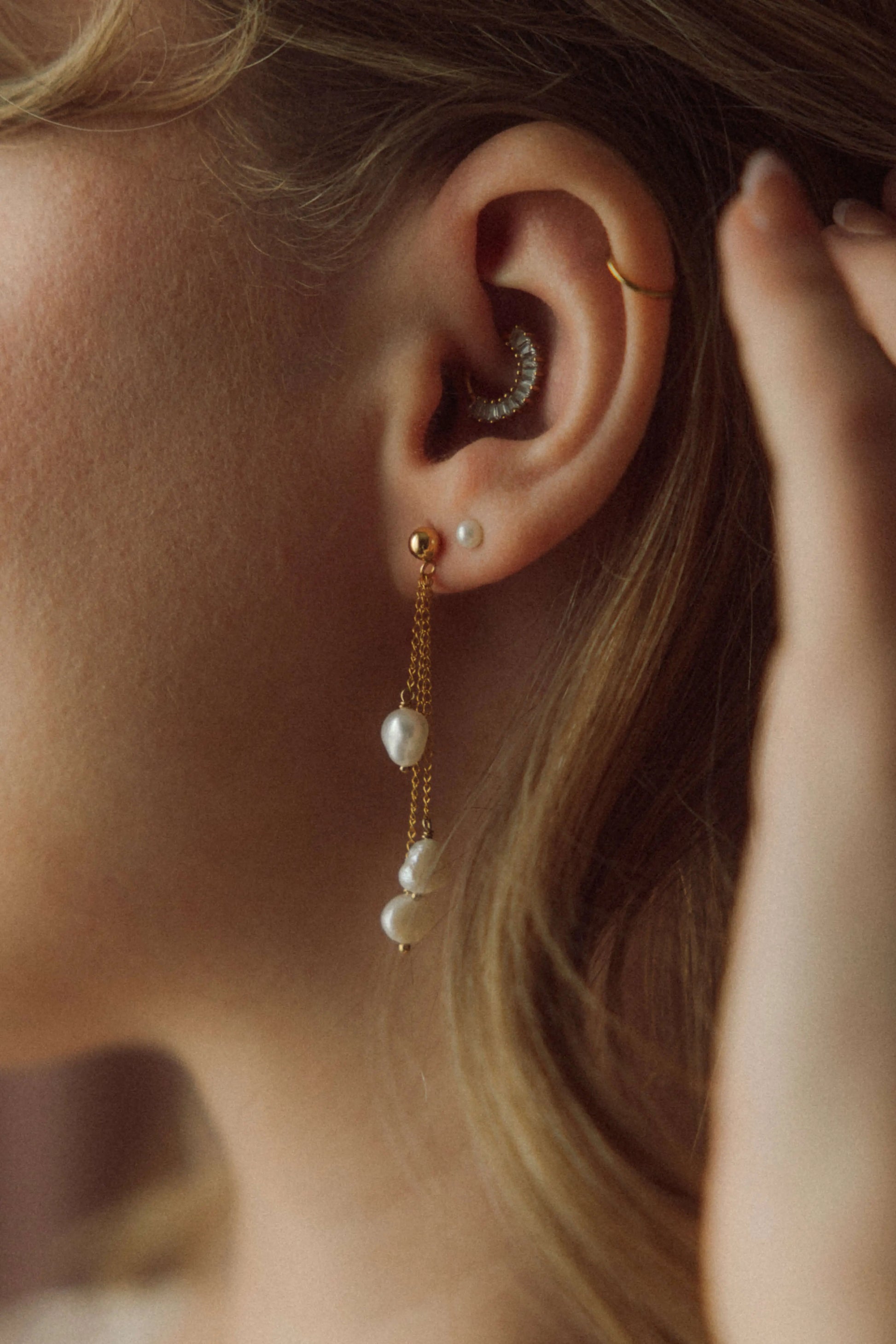 Boucles d'oreilles de mariage avec des perles d'eau douce baroques