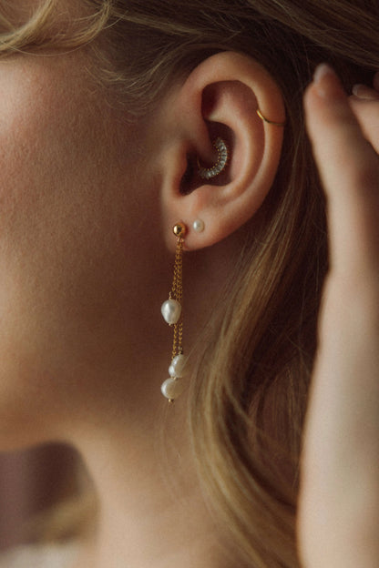 Boucles d'oreilles de mariage avec des perles d'eau douce baroques