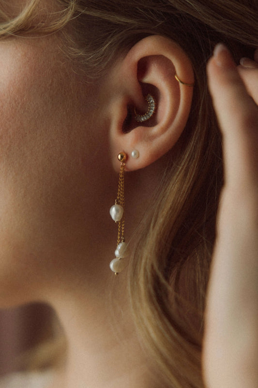 Boucles d'oreilles de mariage avec des perles d'eau douce baroques