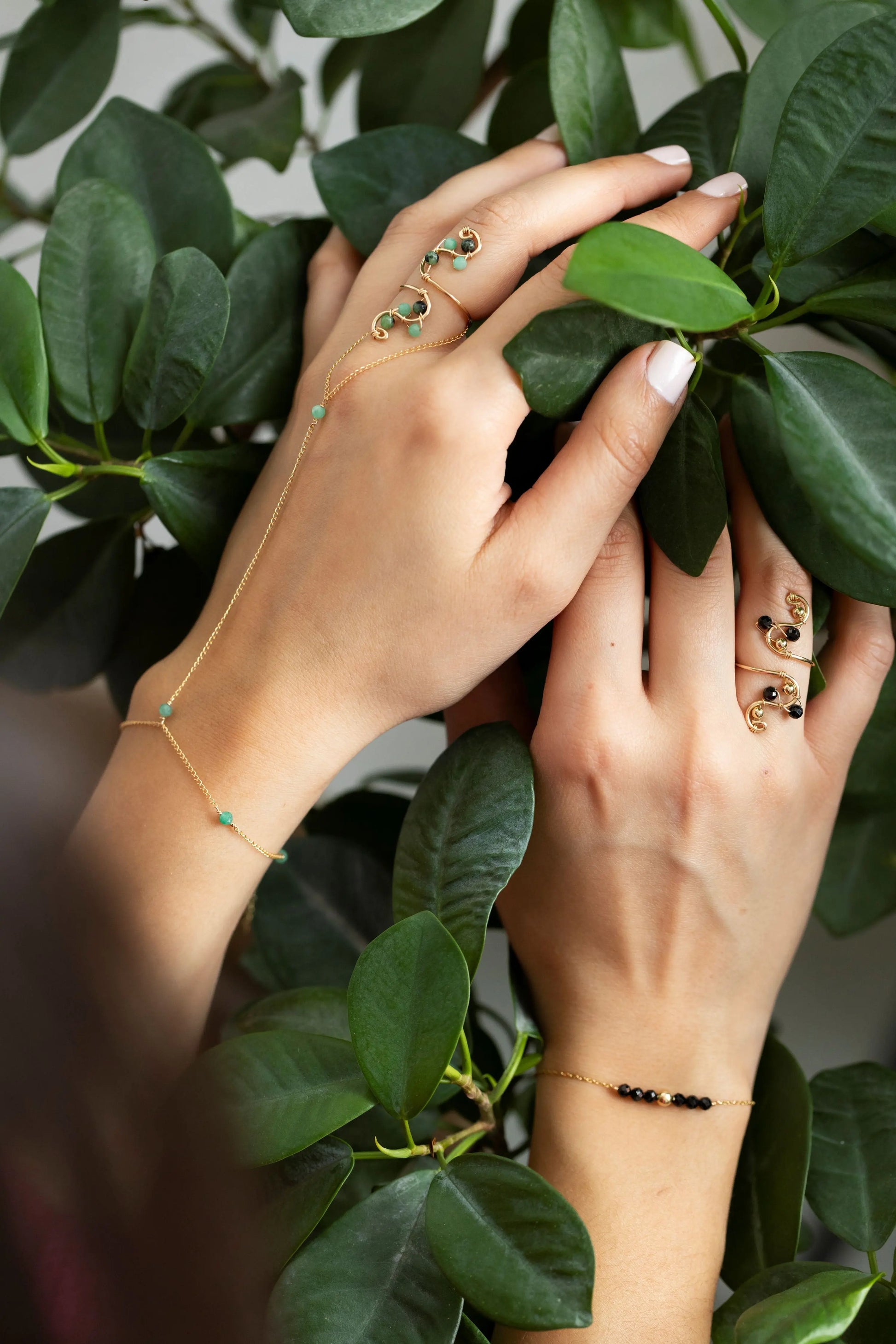 Bracelet fin porté en spinelle noir