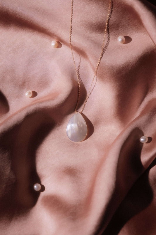 Collier avec une chaîne en Gold filled et une goutte de nacre