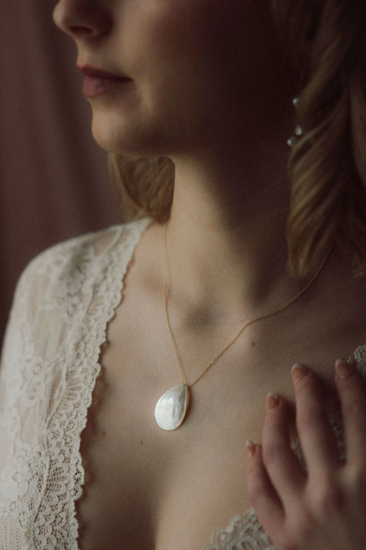 Collier de mariage original en pendentif goutte de nacre