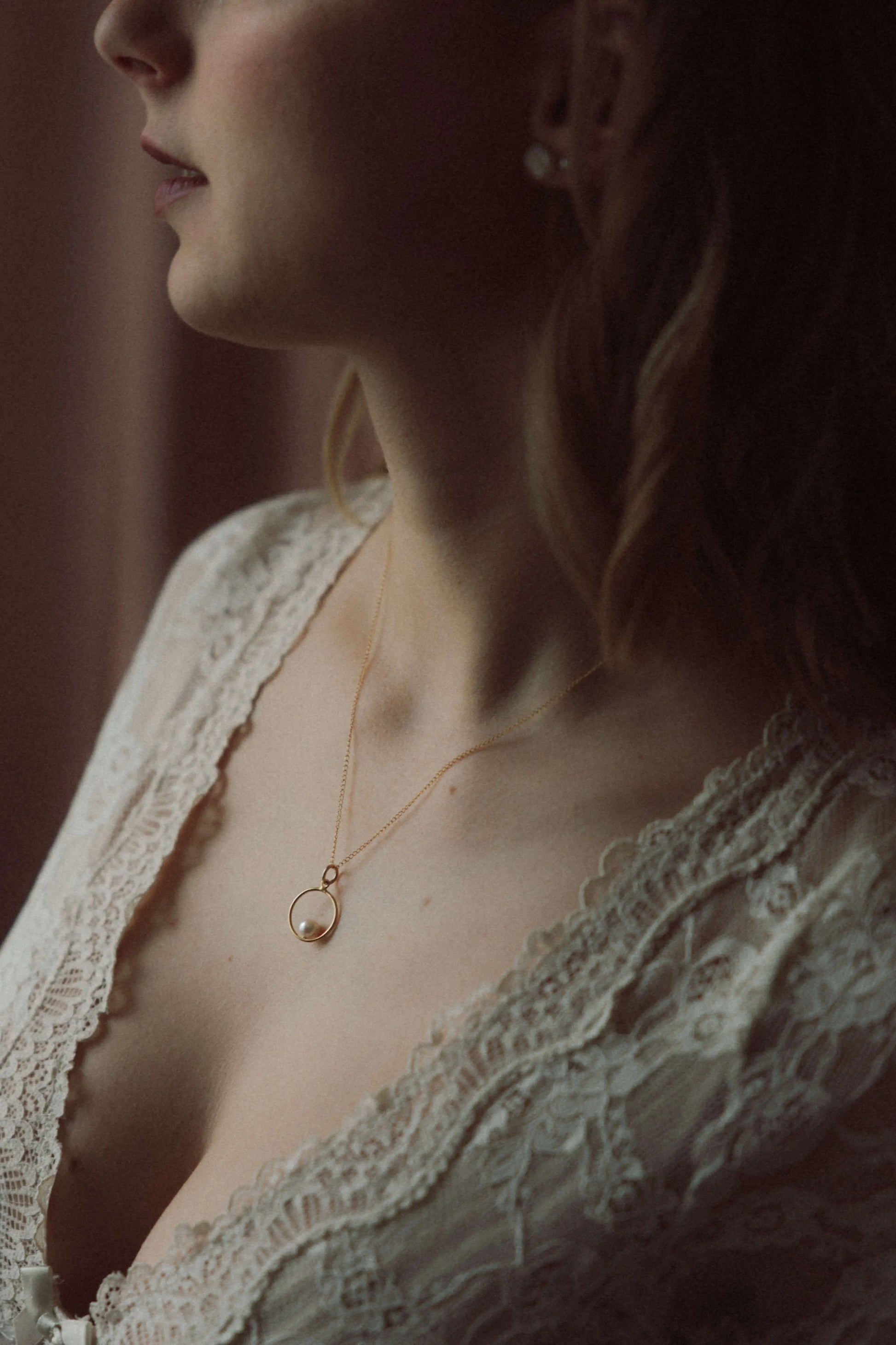 Collier porté pendentif en perle d'eau douce dans un cercle en Gold filled