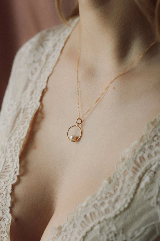 Collier pendentif avec une perle d'eau douce dans un cercle en Gold filled