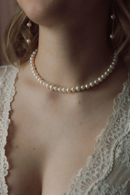 Magnifique collier porté en perles d'eau douce blanches véritables