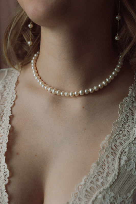 Magnifique collier porté en perles d'eau douce blanches véritables
