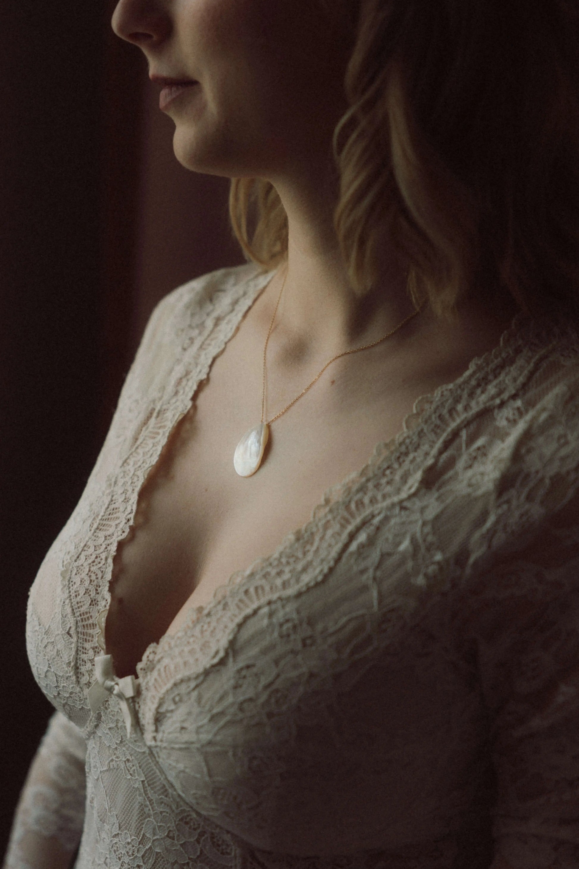 Collier de mariage original porté avec une goutte de nacre