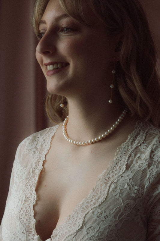 Collier élégant et simple en perles d'eau douce banches
