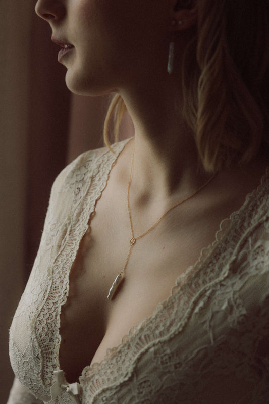 Collier pendentif de nacre d.or.é.mi